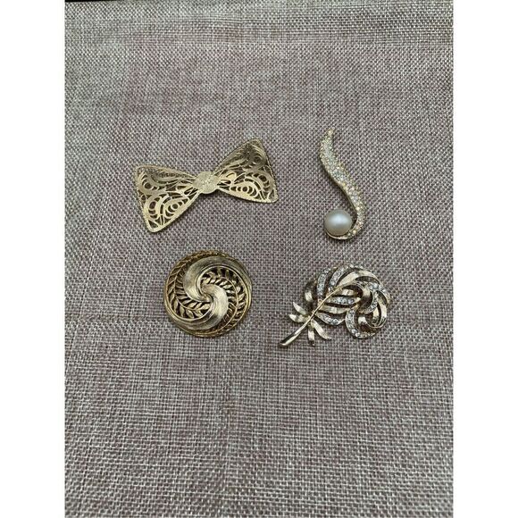 Vintage Bundle of 4 Broaches Pins Goldtone Stamped - Picture 1 of 12